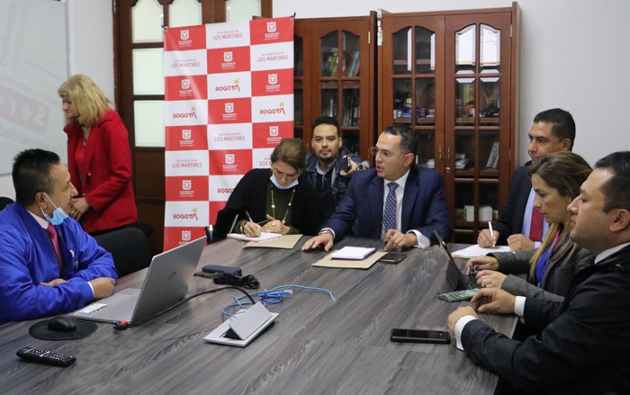 El contralor de Bogotá, Julián Mauricio Ruiz Rodríguez, visita la Gerencia de Los Mártires